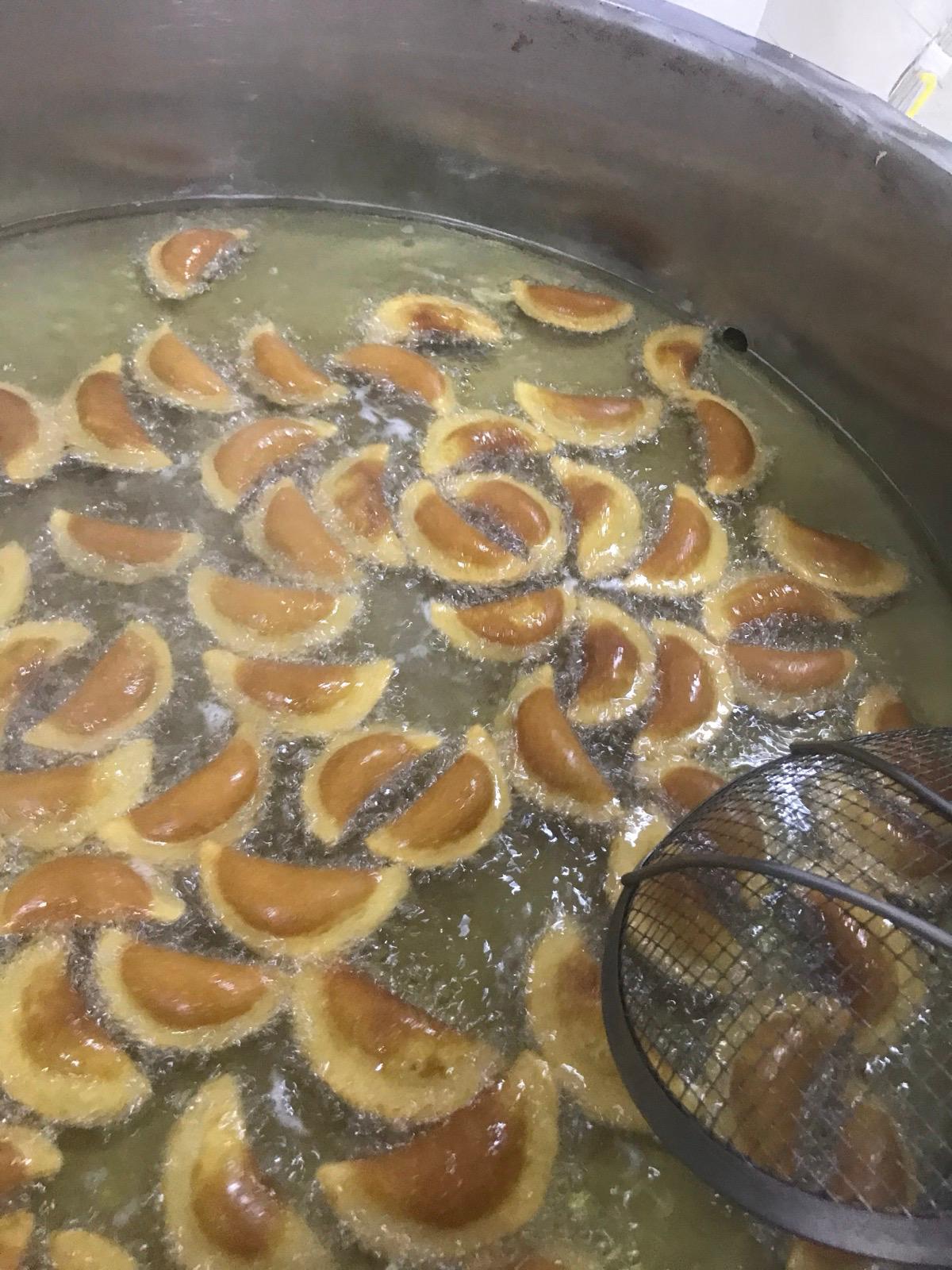 Altunbaşak Kadayıf tarafından Malatya’daki modern üretim tesislerinde tam otomatik makinelerle üretilen, tel tel yapısı ve tazeliğiyle öne çıkan çiğ kadayıf çeşitleri. 45 yıllık tecrübe ile üretilen bu çiğ kadayıf; baklava, şöbiyet, havuç dilim, fıstıklı ve cevizli tatlılar için uygundur. Altunbaşak, Malatya merkezli köklü bir kadayıf üreticisi olarak Türkiye geneline toptan çiğ kadayıf ve tatlı ürünleri satışı yapmaktadır.