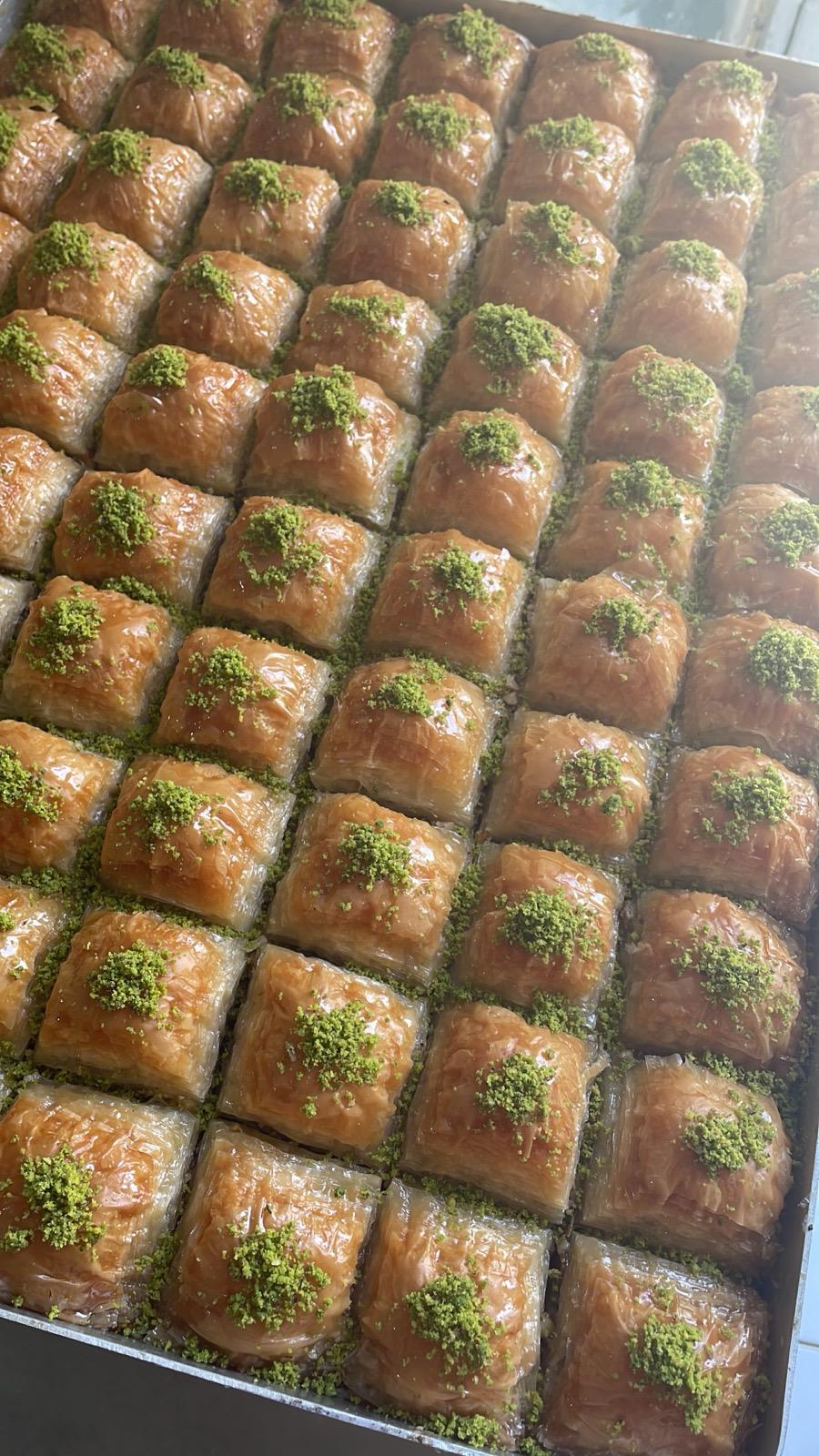 Altunbaşak Kadayıf tarafından Malatya’daki modern üretim tesislerinde tam otomatik makinelerle üretilen, tel tel yapısı ve tazeliğiyle öne çıkan çiğ kadayıf çeşitleri. 45 yıllık tecrübe ile üretilen bu çiğ kadayıf; baklava, şöbiyet, havuç dilim, fıstıklı ve cevizli tatlılar için uygundur. Altunbaşak, Malatya merkezli köklü bir kadayıf üreticisi olarak Türkiye geneline toptan çiğ kadayıf ve tatlı ürünleri satışı yapmaktadır.