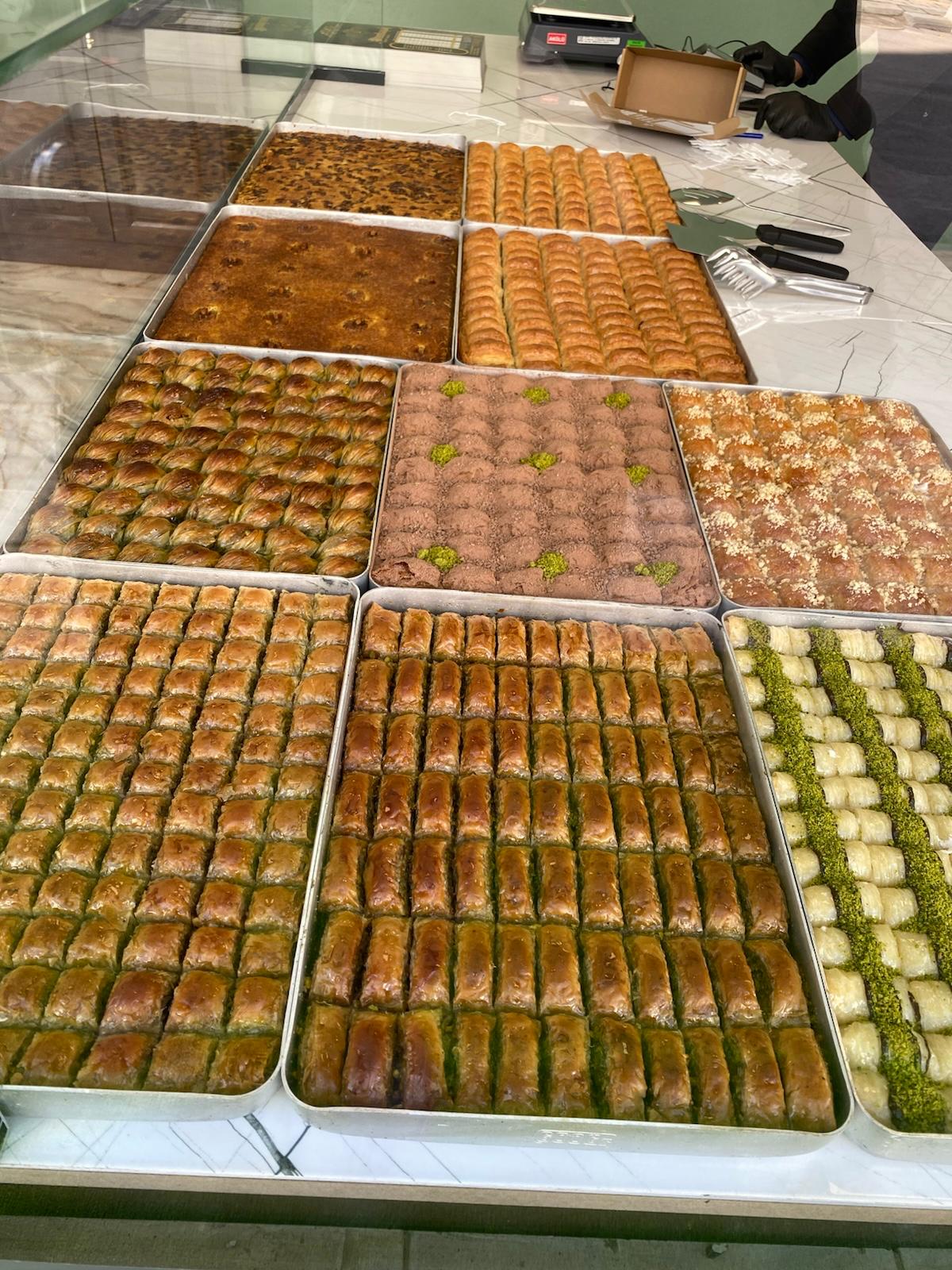 Altunbaşak Kadayıf tarafından Malatya’daki modern üretim tesislerinde tam otomatik makinelerle üretilen, tel tel yapısı ve tazeliğiyle öne çıkan çiğ kadayıf çeşitleri. 45 yıllık tecrübe ile üretilen bu çiğ kadayıf; baklava, şöbiyet, havuç dilim, fıstıklı ve cevizli tatlılar için uygundur. Altunbaşak, Malatya merkezli köklü bir kadayıf üreticisi olarak Türkiye geneline toptan çiğ kadayıf ve tatlı ürünleri satışı yapmaktadır.