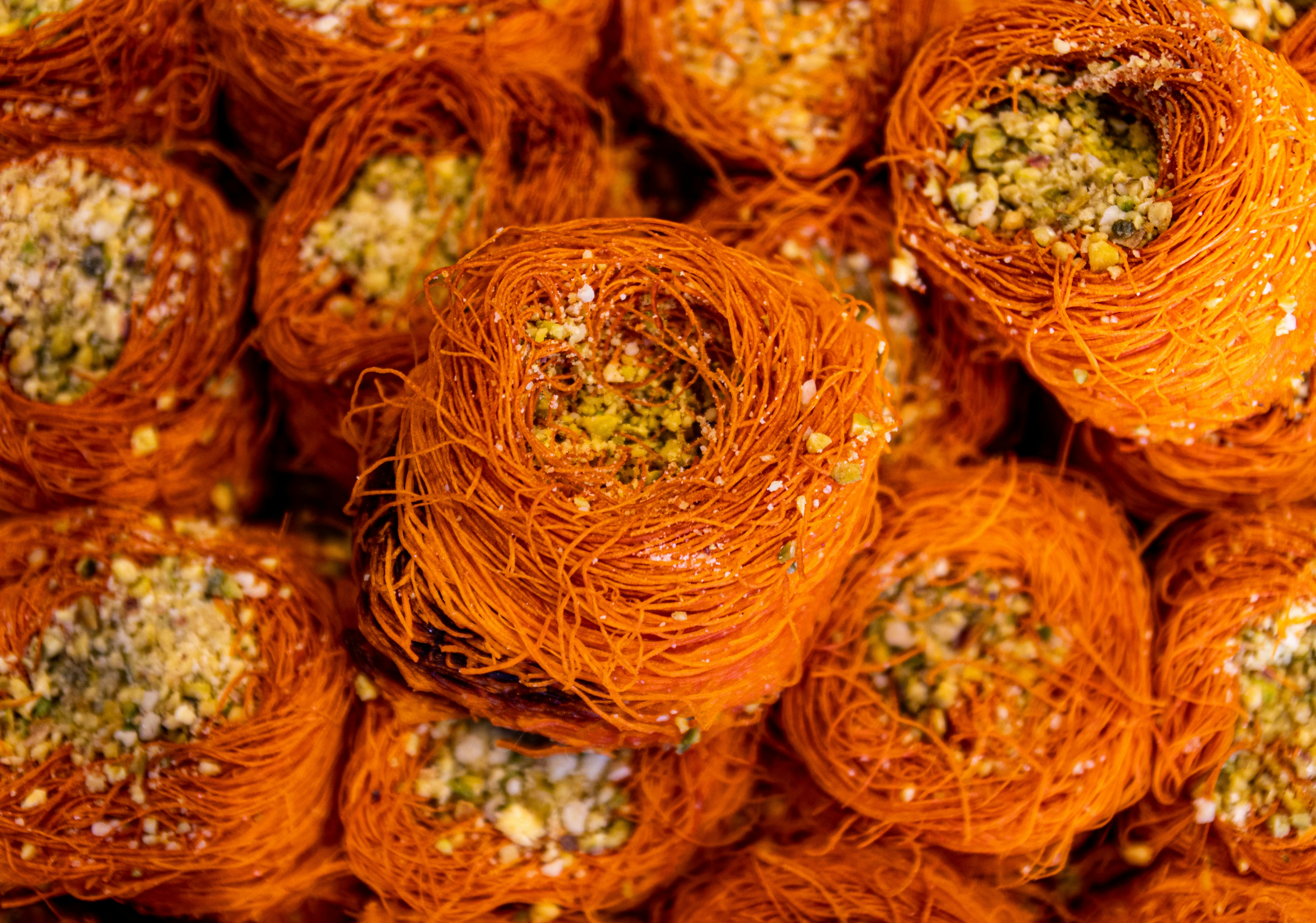 Altunbaşak Kadayıf tarafından Malatya’daki modern üretim tesislerinde tam otomatik makinelerle üretilen, tel tel yapısı ve tazeliğiyle öne çıkan çiğ kadayıf çeşitleri. 45 yıllık tecrübe ile üretilen bu çiğ kadayıf; baklava, şöbiyet, havuç dilim, fıstıklı ve cevizli tatlılar için uygundur. Altunbaşak, Malatya merkezli köklü bir kadayıf üreticisi olarak Türkiye geneline toptan çiğ kadayıf ve tatlı ürünleri satışı yapmaktadır.