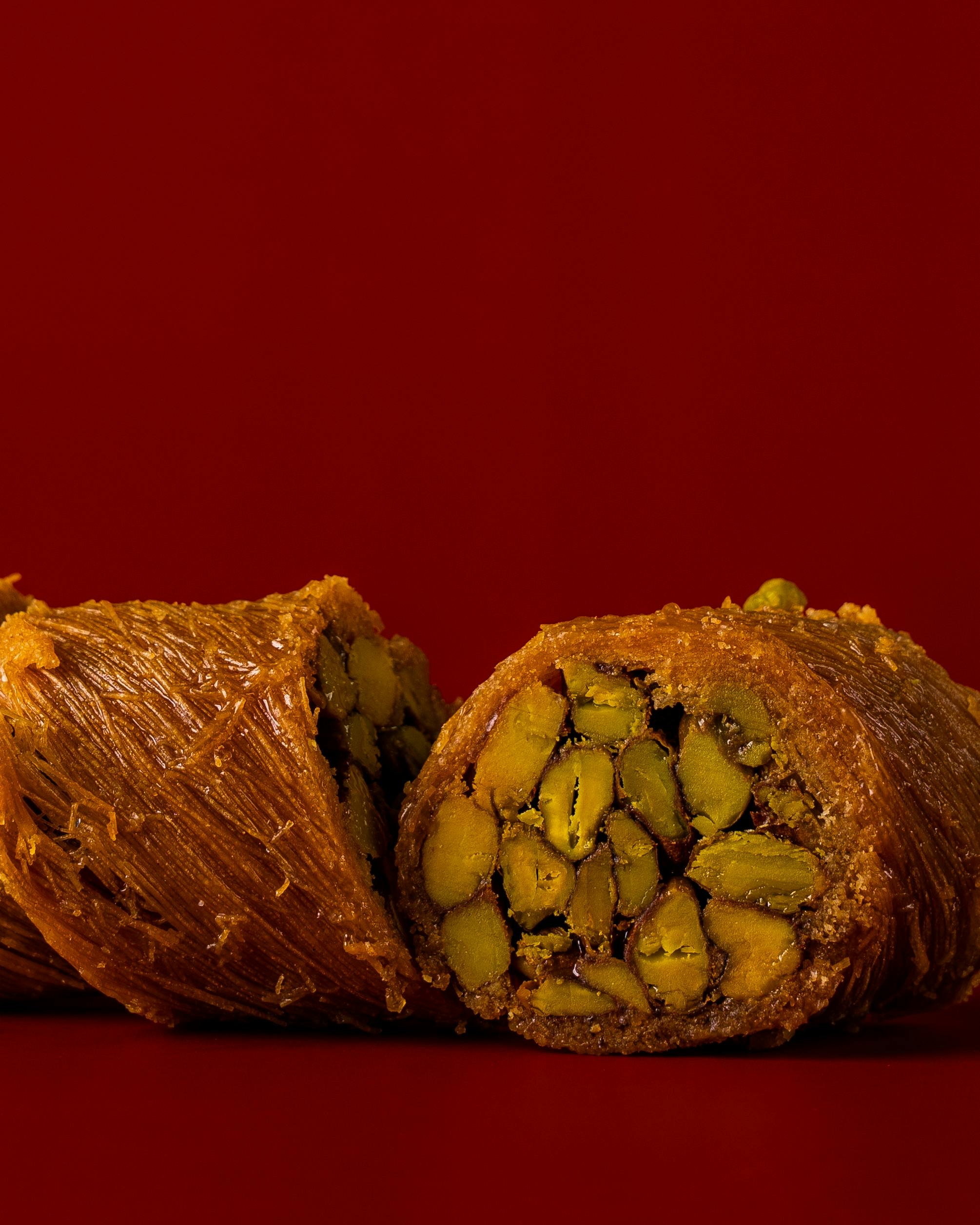 Altunbaşak Kadayıf tarafından Malatya’daki modern üretim tesislerinde tam otomatik makinelerle üretilen, tel tel yapısı ve tazeliğiyle öne çıkan çiğ kadayıf çeşitleri. 45 yıllık tecrübe ile üretilen bu çiğ kadayıf; baklava, şöbiyet, havuç dilim, fıstıklı ve cevizli tatlılar için uygundur. Altunbaşak, Malatya merkezli köklü bir kadayıf üreticisi olarak Türkiye geneline toptan çiğ kadayıf ve tatlı ürünleri satışı yapmaktadır.