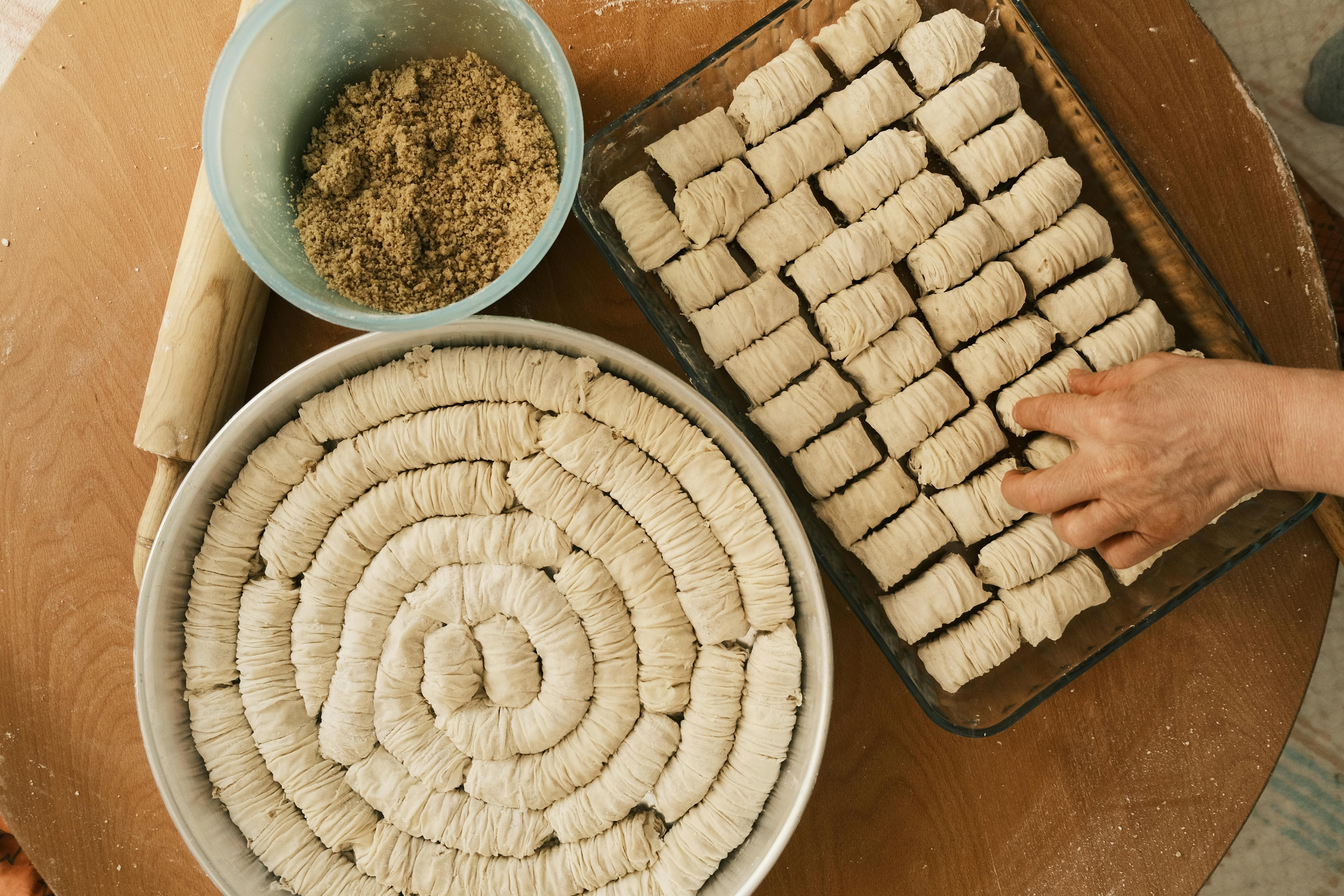 Altunbaşak Kadayıf tarafından Malatya’daki modern üretim tesislerinde tam otomatik makinelerle üretilen, tel tel yapısı ve tazeliğiyle öne çıkan çiğ kadayıf çeşitleri. 45 yıllık tecrübe ile üretilen bu çiğ kadayıf; baklava, şöbiyet, havuç dilim, fıstıklı ve cevizli tatlılar için uygundur. Altunbaşak, Malatya merkezli köklü bir kadayıf üreticisi olarak Türkiye geneline toptan çiğ kadayıf ve tatlı ürünleri satışı yapmaktadır.
