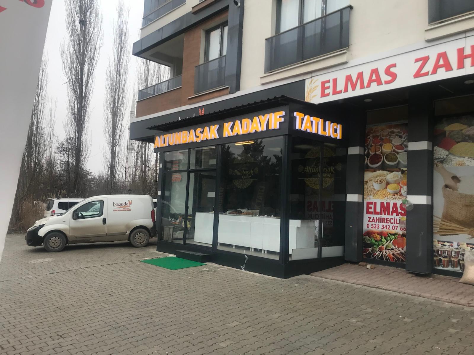 Altunbaşak Kadayıf tarafından Malatya’daki modern üretim tesislerinde tam otomatik makinelerle üretilen, tel tel yapısı ve tazeliğiyle öne çıkan çiğ kadayıf çeşitleri. 45 yıllık tecrübe ile üretilen bu çiğ kadayıf; baklava, şöbiyet, havuç dilim, fıstıklı ve cevizli tatlılar için uygundur. Altunbaşak, Malatya merkezli köklü bir kadayıf üreticisi olarak Türkiye geneline toptan çiğ kadayıf ve tatlı ürünleri satışı yapmaktadır.