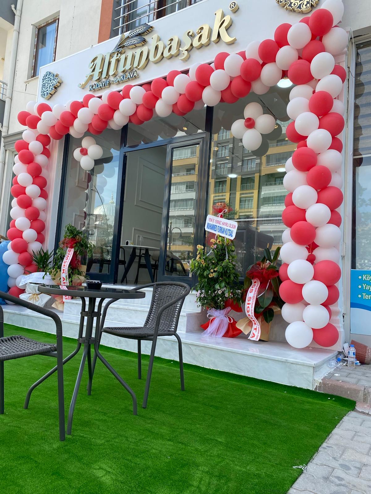 Altunbaşak Kadayıf tarafından Malatya’daki modern üretim tesislerinde tam otomatik makinelerle üretilen, tel tel yapısı ve tazeliğiyle öne çıkan çiğ kadayıf çeşitleri. 45 yıllık tecrübe ile üretilen bu çiğ kadayıf; baklava, şöbiyet, havuç dilim, fıstıklı ve cevizli tatlılar için uygundur. Altunbaşak, Malatya merkezli köklü bir kadayıf üreticisi olarak Türkiye geneline toptan çiğ kadayıf ve tatlı ürünleri satışı yapmaktadır.