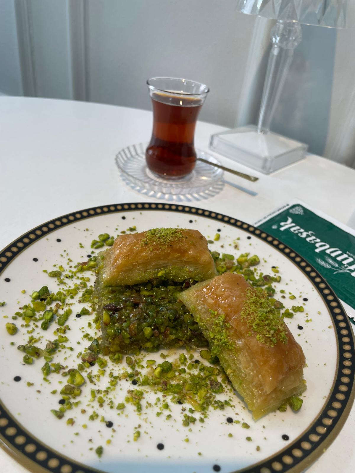 Altunbaşak Kadayıf tarafından Malatya’daki modern üretim tesislerinde tam otomatik makinelerle üretilen, tel tel yapısı ve tazeliğiyle öne çıkan çiğ kadayıf çeşitleri. 45 yıllık tecrübe ile üretilen bu çiğ kadayıf; baklava, şöbiyet, havuç dilim, fıstıklı ve cevizli tatlılar için uygundur. Altunbaşak, Malatya merkezli köklü bir kadayıf üreticisi olarak Türkiye geneline toptan çiğ kadayıf ve tatlı ürünleri satışı yapmaktadır.