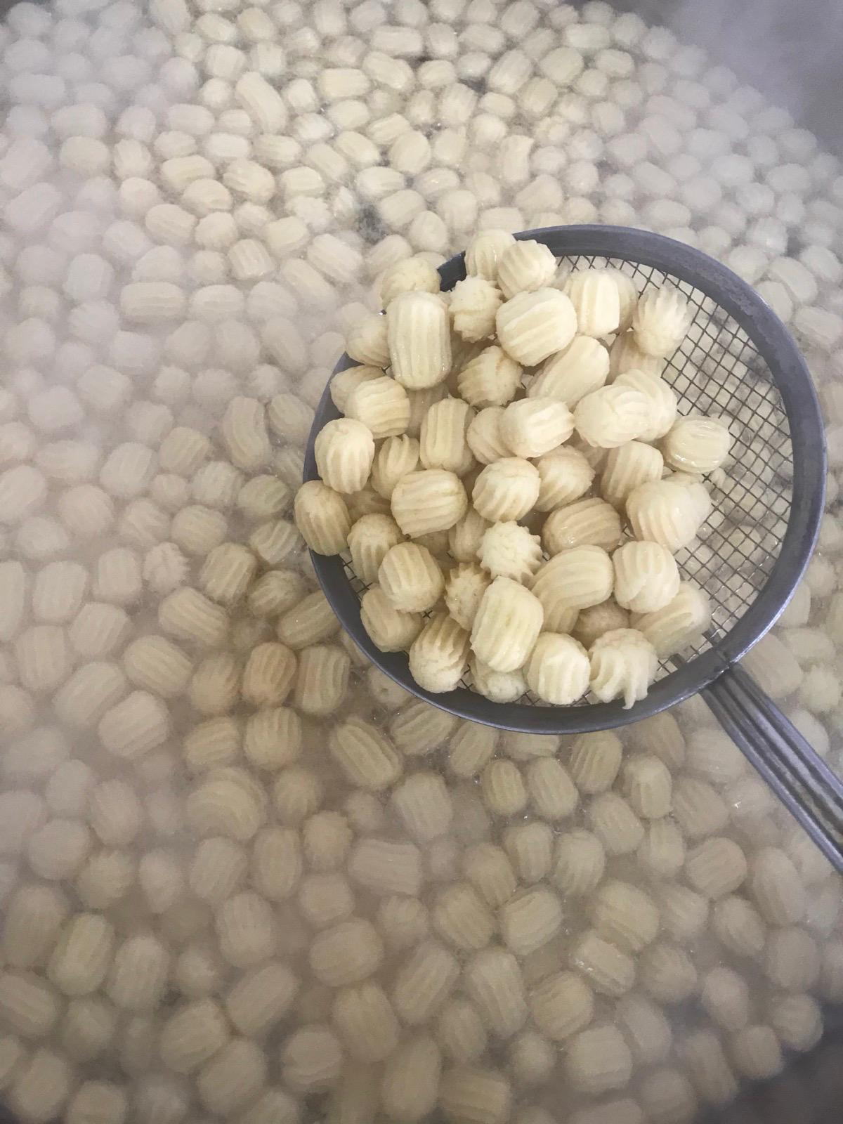 Altunbaşak Kadayıf tarafından Malatya’daki modern üretim tesislerinde tam otomatik makinelerle üretilen, tel tel yapısı ve tazeliğiyle öne çıkan çiğ kadayıf çeşitleri. 45 yıllık tecrübe ile üretilen bu çiğ kadayıf; baklava, şöbiyet, havuç dilim, fıstıklı ve cevizli tatlılar için uygundur. Altunbaşak, Malatya merkezli köklü bir kadayıf üreticisi olarak Türkiye geneline toptan çiğ kadayıf ve tatlı ürünleri satışı yapmaktadır.