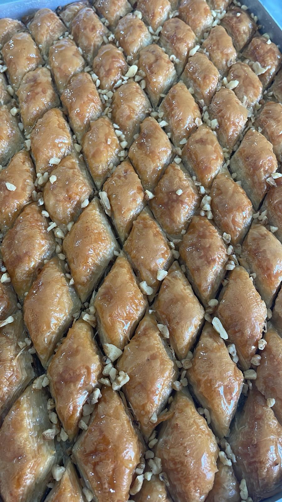 Altunbaşak Kadayıf tarafından Malatya’daki modern üretim tesislerinde tam otomatik makinelerle üretilen, tel tel yapısı ve tazeliğiyle öne çıkan çiğ kadayıf çeşitleri. 45 yıllık tecrübe ile üretilen bu çiğ kadayıf; baklava, şöbiyet, havuç dilim, fıstıklı ve cevizli tatlılar için uygundur. Altunbaşak, Malatya merkezli köklü bir kadayıf üreticisi olarak Türkiye geneline toptan çiğ kadayıf ve tatlı ürünleri satışı yapmaktadır.