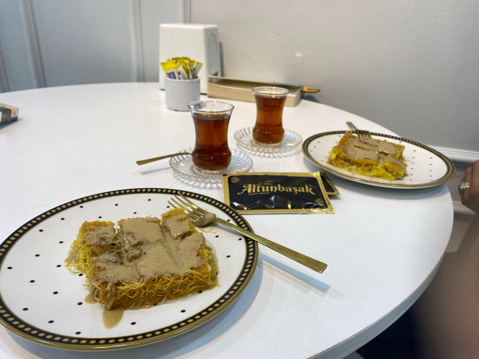 Altunbaşak Kadayıf tarafından Malatya’daki modern üretim tesislerinde tam otomatik makinelerle üretilen, tel tel yapısı ve tazeliğiyle öne çıkan çiğ kadayıf çeşitleri. 45 yıllık tecrübe ile üretilen bu çiğ kadayıf; baklava, şöbiyet, havuç dilim, fıstıklı ve cevizli tatlılar için uygundur. Altunbaşak, Malatya merkezli köklü bir kadayıf üreticisi olarak Türkiye geneline toptan çiğ kadayıf ve tatlı ürünleri satışı yapmaktadır.