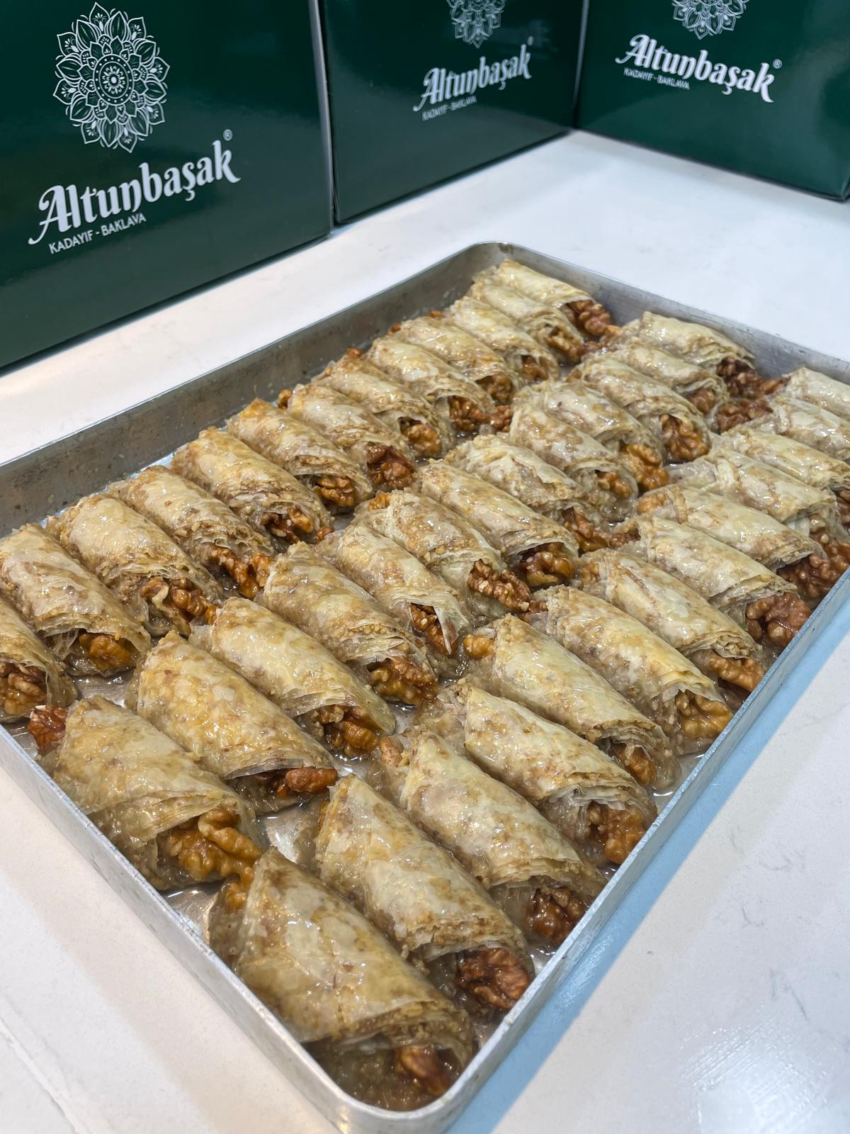 Altunbaşak Kadayıf tarafından Malatya’daki modern üretim tesislerinde tam otomatik makinelerle üretilen, tel tel yapısı ve tazeliğiyle öne çıkan çiğ kadayıf çeşitleri. 45 yıllık tecrübe ile üretilen bu çiğ kadayıf; baklava, şöbiyet, havuç dilim, fıstıklı ve cevizli tatlılar için uygundur. Altunbaşak, Malatya merkezli köklü bir kadayıf üreticisi olarak Türkiye geneline toptan çiğ kadayıf ve tatlı ürünleri satışı yapmaktadır.