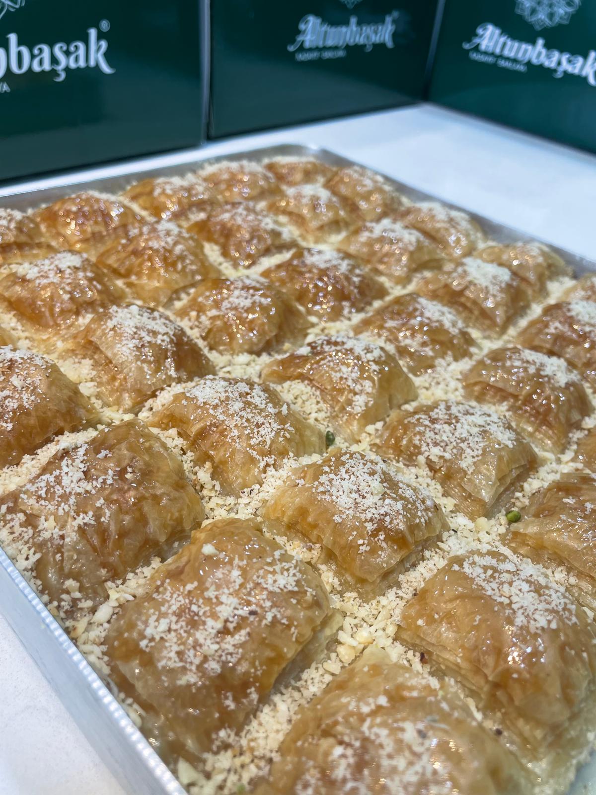 Altunbaşak Kadayıf tarafından Malatya’daki modern üretim tesislerinde tam otomatik makinelerle üretilen, tel tel yapısı ve tazeliğiyle öne çıkan çiğ kadayıf çeşitleri. 45 yıllık tecrübe ile üretilen bu çiğ kadayıf; baklava, şöbiyet, havuç dilim, fıstıklı ve cevizli tatlılar için uygundur. Altunbaşak, Malatya merkezli köklü bir kadayıf üreticisi olarak Türkiye geneline toptan çiğ kadayıf ve tatlı ürünleri satışı yapmaktadır.