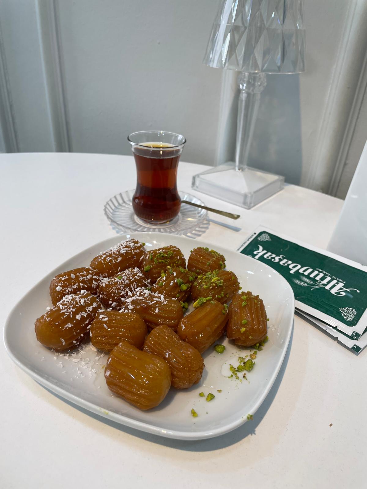 Altunbaşak Kadayıf tarafından Malatya’daki modern üretim tesislerinde tam otomatik makinelerle üretilen, tel tel yapısı ve tazeliğiyle öne çıkan çiğ kadayıf çeşitleri. 45 yıllık tecrübe ile üretilen bu çiğ kadayıf; baklava, şöbiyet, havuç dilim, fıstıklı ve cevizli tatlılar için uygundur. Altunbaşak, Malatya merkezli köklü bir kadayıf üreticisi olarak Türkiye geneline toptan çiğ kadayıf ve tatlı ürünleri satışı yapmaktadır.