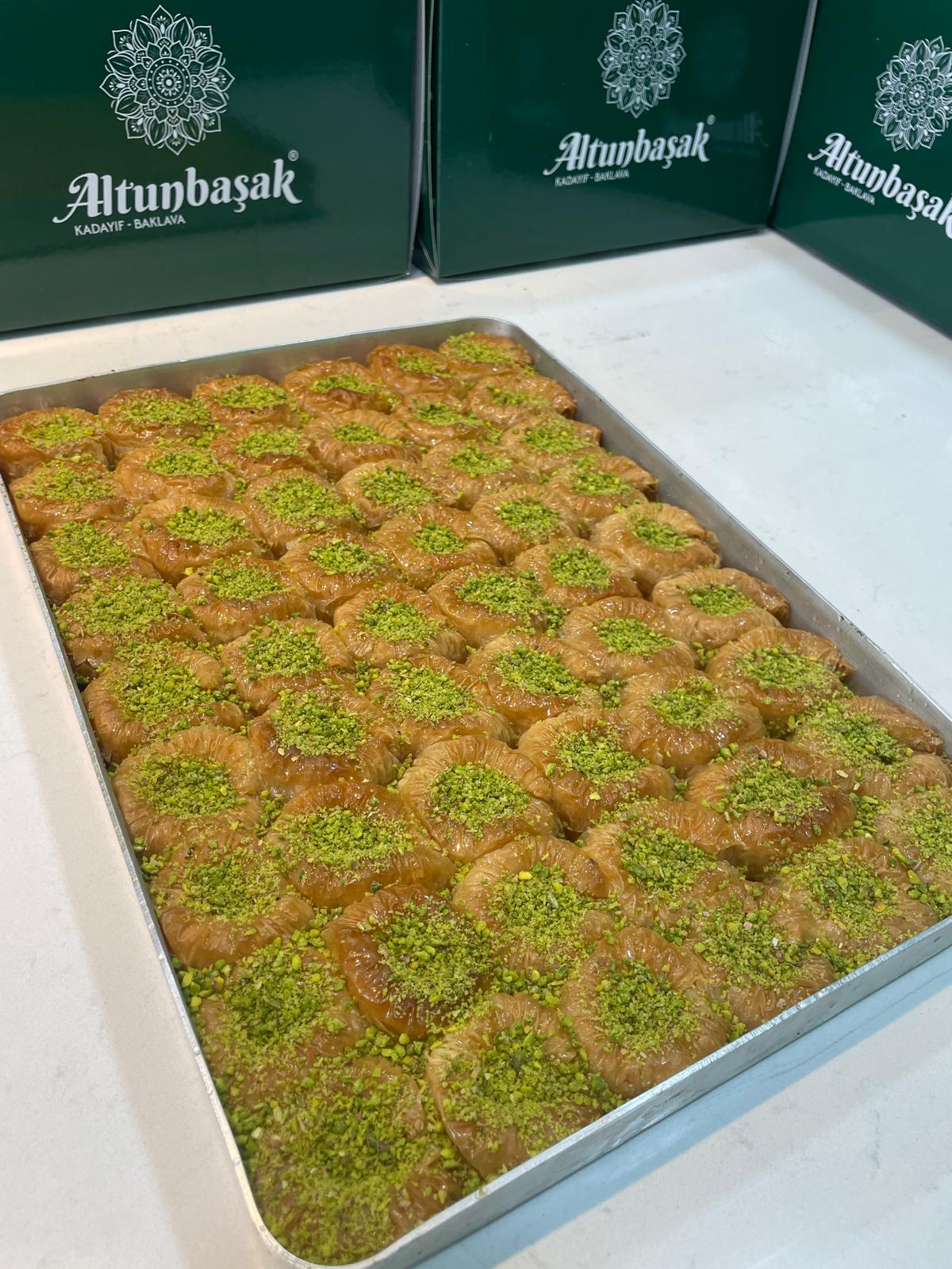 Altunbaşak Kadayıf tarafından Malatya’daki modern üretim tesislerinde tam otomatik makinelerle üretilen, tel tel yapısı ve tazeliğiyle öne çıkan çiğ kadayıf çeşitleri. 45 yıllık tecrübe ile üretilen bu çiğ kadayıf; baklava, şöbiyet, havuç dilim, fıstıklı ve cevizli tatlılar için uygundur. Altunbaşak, Malatya merkezli köklü bir kadayıf üreticisi olarak Türkiye geneline toptan çiğ kadayıf ve tatlı ürünleri satışı yapmaktadır.