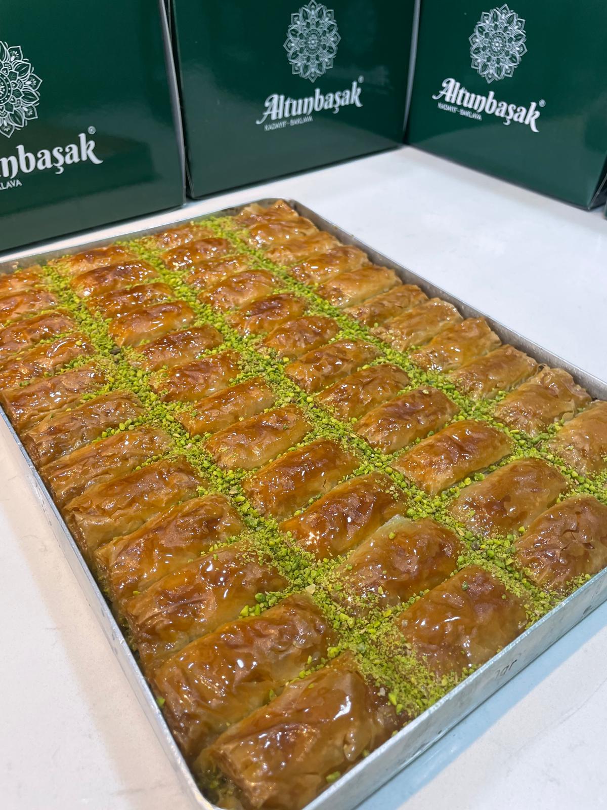 Altunbaşak Kadayıf tarafından Malatya’daki modern üretim tesislerinde tam otomatik makinelerle üretilen, tel tel yapısı ve tazeliğiyle öne çıkan çiğ kadayıf çeşitleri. 45 yıllık tecrübe ile üretilen bu çiğ kadayıf; baklava, şöbiyet, havuç dilim, fıstıklı ve cevizli tatlılar için uygundur. Altunbaşak, Malatya merkezli köklü bir kadayıf üreticisi olarak Türkiye geneline toptan çiğ kadayıf ve tatlı ürünleri satışı yapmaktadır.