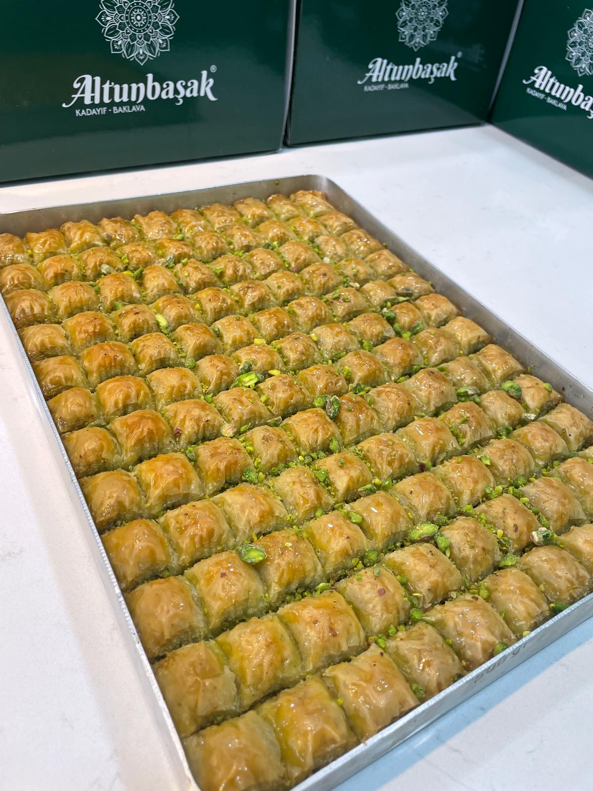 Altunbaşak Kadayıf tarafından Malatya’daki modern üretim tesislerinde tam otomatik makinelerle üretilen, tel tel yapısı ve tazeliğiyle öne çıkan çiğ kadayıf çeşitleri. 45 yıllık tecrübe ile üretilen bu çiğ kadayıf; baklava, şöbiyet, havuç dilim, fıstıklı ve cevizli tatlılar için uygundur. Altunbaşak, Malatya merkezli köklü bir kadayıf üreticisi olarak Türkiye geneline toptan çiğ kadayıf ve tatlı ürünleri satışı yapmaktadır.