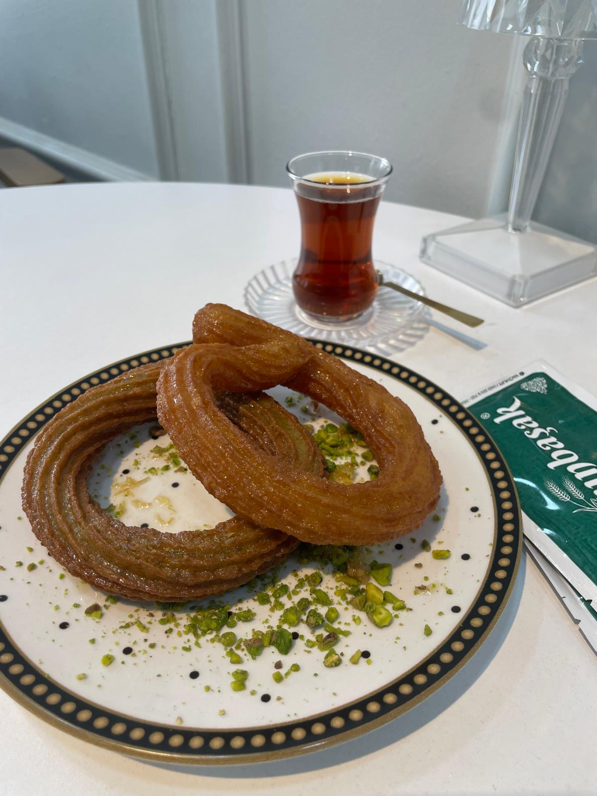 Altunbaşak Kadayıf tarafından Malatya’daki modern üretim tesislerinde tam otomatik makinelerle üretilen, tel tel yapısı ve tazeliğiyle öne çıkan çiğ kadayıf çeşitleri. 45 yıllık tecrübe ile üretilen bu çiğ kadayıf; baklava, şöbiyet, havuç dilim, fıstıklı ve cevizli tatlılar için uygundur. Altunbaşak, Malatya merkezli köklü bir kadayıf üreticisi olarak Türkiye geneline toptan çiğ kadayıf ve tatlı ürünleri satışı yapmaktadır.