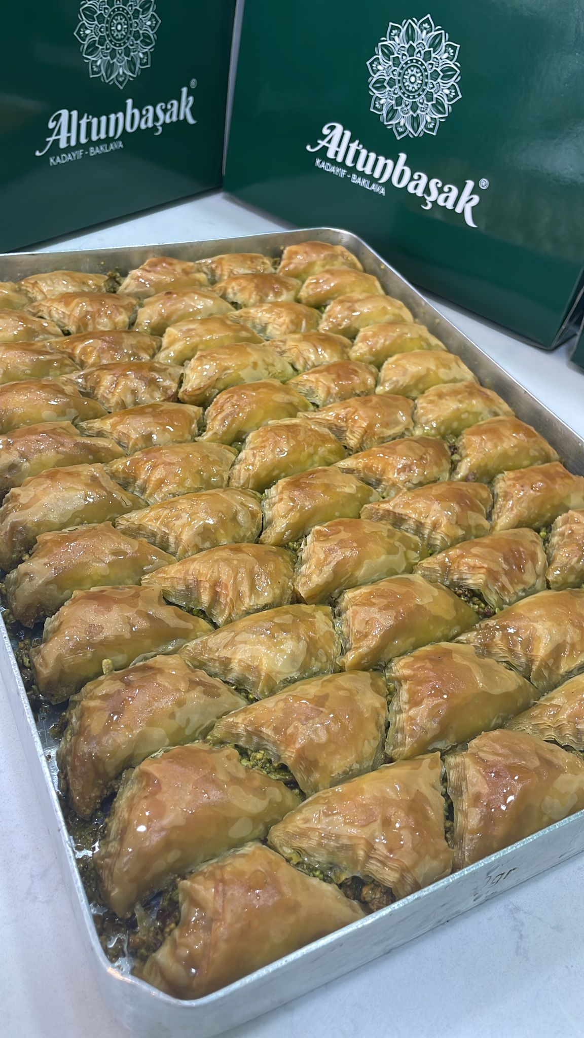 Altunbaşak Kadayıf tarafından Malatya’daki modern üretim tesislerinde tam otomatik makinelerle üretilen, tel tel yapısı ve tazeliğiyle öne çıkan çiğ kadayıf çeşitleri. 45 yıllık tecrübe ile üretilen bu çiğ kadayıf; baklava, şöbiyet, havuç dilim, fıstıklı ve cevizli tatlılar için uygundur. Altunbaşak, Malatya merkezli köklü bir kadayıf üreticisi olarak Türkiye geneline toptan çiğ kadayıf ve tatlı ürünleri satışı yapmaktadır.