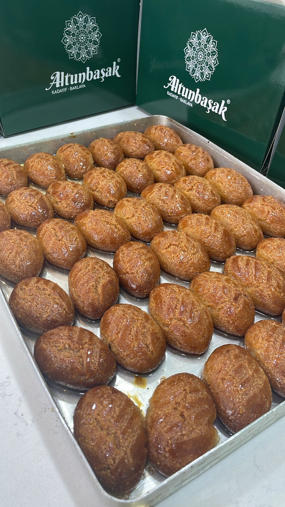 Altunbaşak Kadayıf tarafından Malatya’daki modern üretim tesislerinde tam otomatik makinelerle üretilen, tel tel yapısı ve tazeliğiyle öne çıkan çiğ kadayıf çeşitleri. 45 yıllık tecrübe ile üretilen bu çiğ kadayıf; baklava, şöbiyet, havuç dilim, fıstıklı ve cevizli tatlılar için uygundur. Altunbaşak, Malatya merkezli köklü bir kadayıf üreticisi olarak Türkiye geneline toptan çiğ kadayıf ve tatlı ürünleri satışı yapmaktadır.