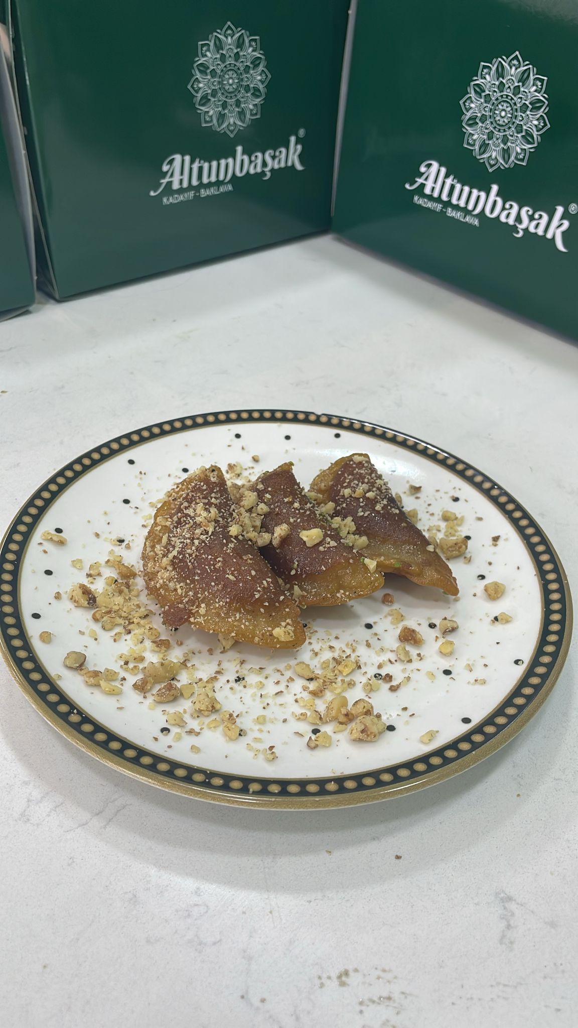 Altunbaşak Kadayıf tarafından Malatya’daki modern üretim tesislerinde tam otomatik makinelerle üretilen, tel tel yapısı ve tazeliğiyle öne çıkan çiğ kadayıf çeşitleri. 45 yıllık tecrübe ile üretilen bu çiğ kadayıf; baklava, şöbiyet, havuç dilim, fıstıklı ve cevizli tatlılar için uygundur. Altunbaşak, Malatya merkezli köklü bir kadayıf üreticisi olarak Türkiye geneline toptan çiğ kadayıf ve tatlı ürünleri satışı yapmaktadır.