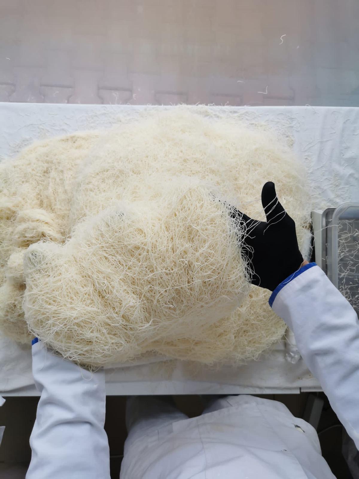 Altunbaşak Kadayıf tarafından Malatya’daki modern üretim tesislerinde tam otomatik makinelerle üretilen, tel tel yapısı ve tazeliğiyle öne çıkan çiğ kadayıf çeşitleri. 45 yıllık tecrübe ile üretilen bu çiğ kadayıf; baklava, şöbiyet, havuç dilim, fıstıklı ve cevizli tatlılar için uygundur. Altunbaşak, Malatya merkezli köklü bir kadayıf üreticisi olarak Türkiye geneline toptan çiğ kadayıf ve tatlı ürünleri satışı yapmaktadır.