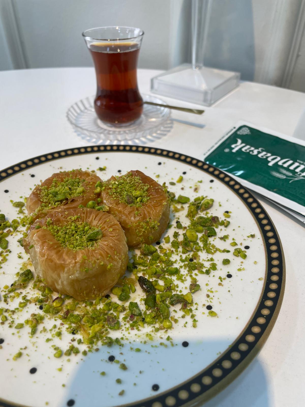 Altunbaşak Kadayıf tarafından Malatya’daki modern üretim tesislerinde tam otomatik makinelerle üretilen, tel tel yapısı ve tazeliğiyle öne çıkan çiğ kadayıf çeşitleri. 45 yıllık tecrübe ile üretilen bu çiğ kadayıf; baklava, şöbiyet, havuç dilim, fıstıklı ve cevizli tatlılar için uygundur. Altunbaşak, Malatya merkezli köklü bir kadayıf üreticisi olarak Türkiye geneline toptan çiğ kadayıf ve tatlı ürünleri satışı yapmaktadır.