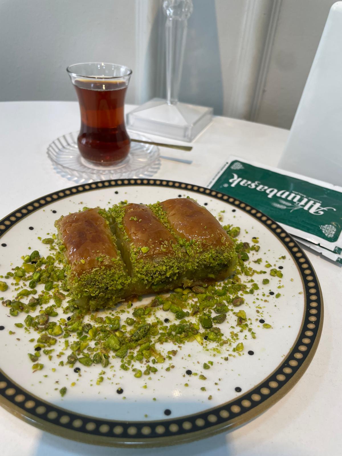 Altunbaşak Kadayıf tarafından Malatya’daki modern üretim tesislerinde tam otomatik makinelerle üretilen, tel tel yapısı ve tazeliğiyle öne çıkan çiğ kadayıf çeşitleri. 45 yıllık tecrübe ile üretilen bu çiğ kadayıf; baklava, şöbiyet, havuç dilim, fıstıklı ve cevizli tatlılar için uygundur. Altunbaşak, Malatya merkezli köklü bir kadayıf üreticisi olarak Türkiye geneline toptan çiğ kadayıf ve tatlı ürünleri satışı yapmaktadır.