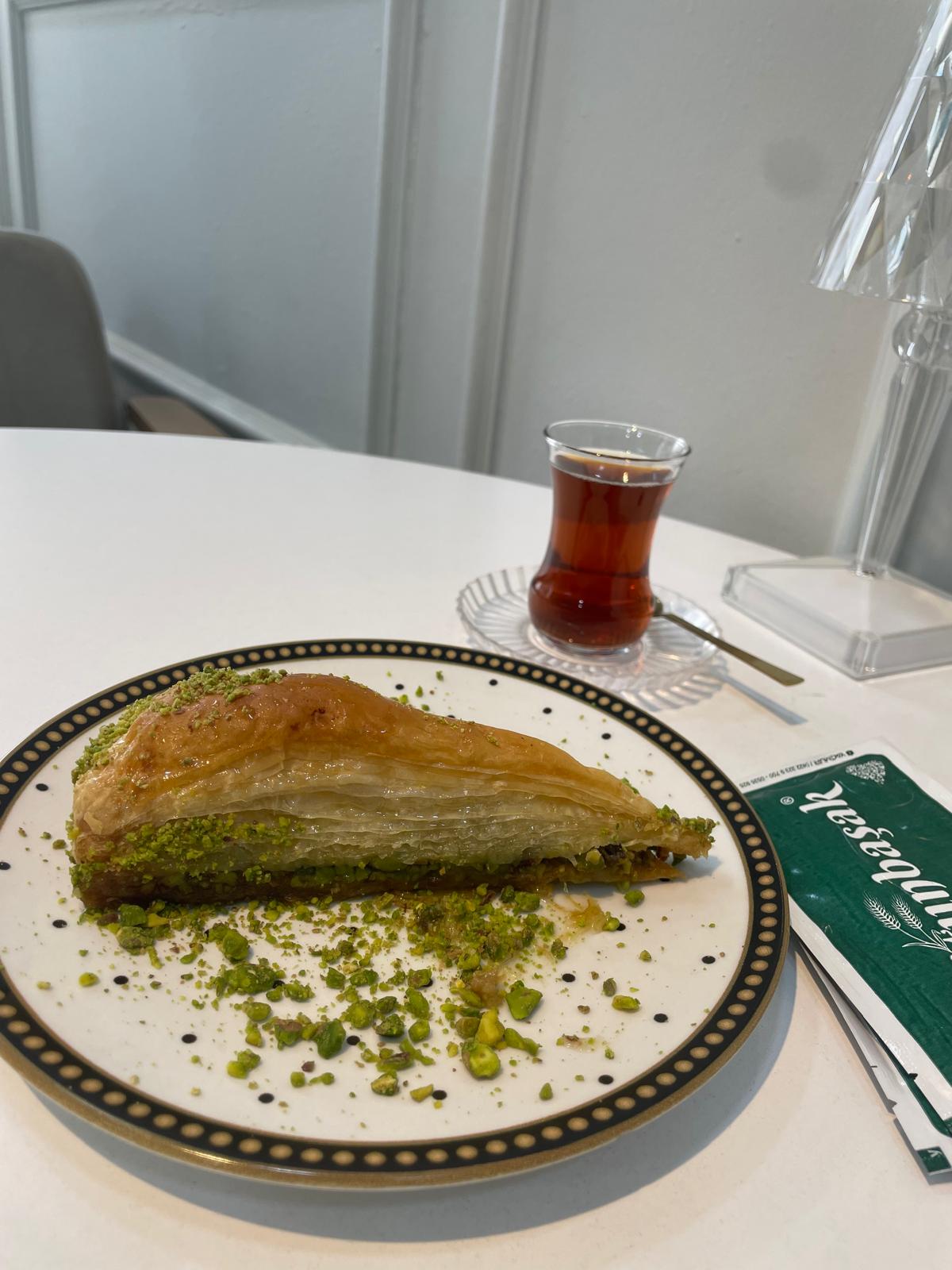 Altunbaşak Kadayıf tarafından Malatya’daki modern üretim tesislerinde tam otomatik makinelerle üretilen, tel tel yapısı ve tazeliğiyle öne çıkan çiğ kadayıf çeşitleri. 45 yıllık tecrübe ile üretilen bu çiğ kadayıf; baklava, şöbiyet, havuç dilim, fıstıklı ve cevizli tatlılar için uygundur. Altunbaşak, Malatya merkezli köklü bir kadayıf üreticisi olarak Türkiye geneline toptan çiğ kadayıf ve tatlı ürünleri satışı yapmaktadır.