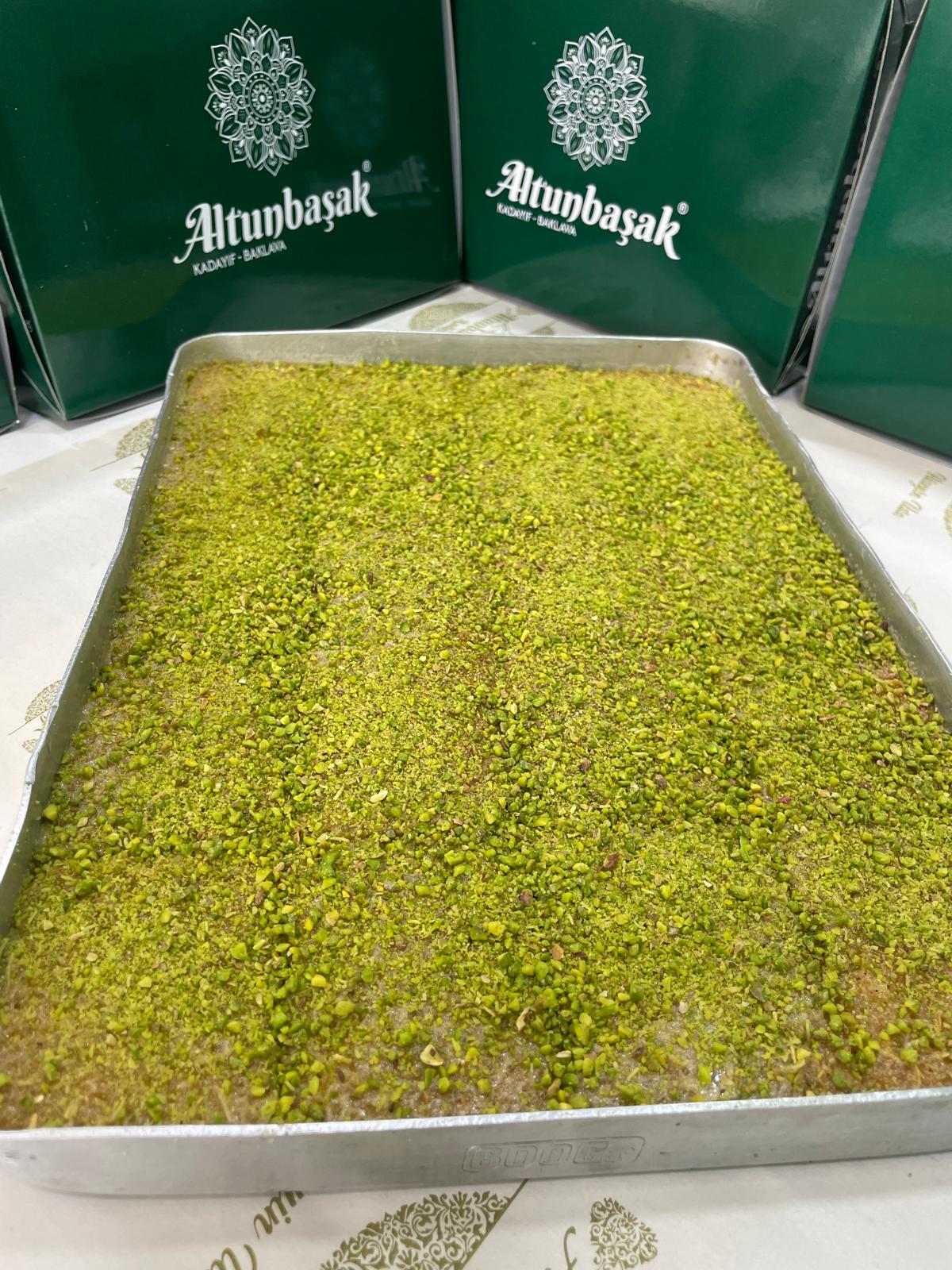 Altunbaşak Kadayıf tarafından Malatya’daki modern üretim tesislerinde tam otomatik makinelerle üretilen, tel tel yapısı ve tazeliğiyle öne çıkan çiğ kadayıf çeşitleri. 45 yıllık tecrübe ile üretilen bu çiğ kadayıf; baklava, şöbiyet, havuç dilim, fıstıklı ve cevizli tatlılar için uygundur. Altunbaşak, Malatya merkezli köklü bir kadayıf üreticisi olarak Türkiye geneline toptan çiğ kadayıf ve tatlı ürünleri satışı yapmaktadır.