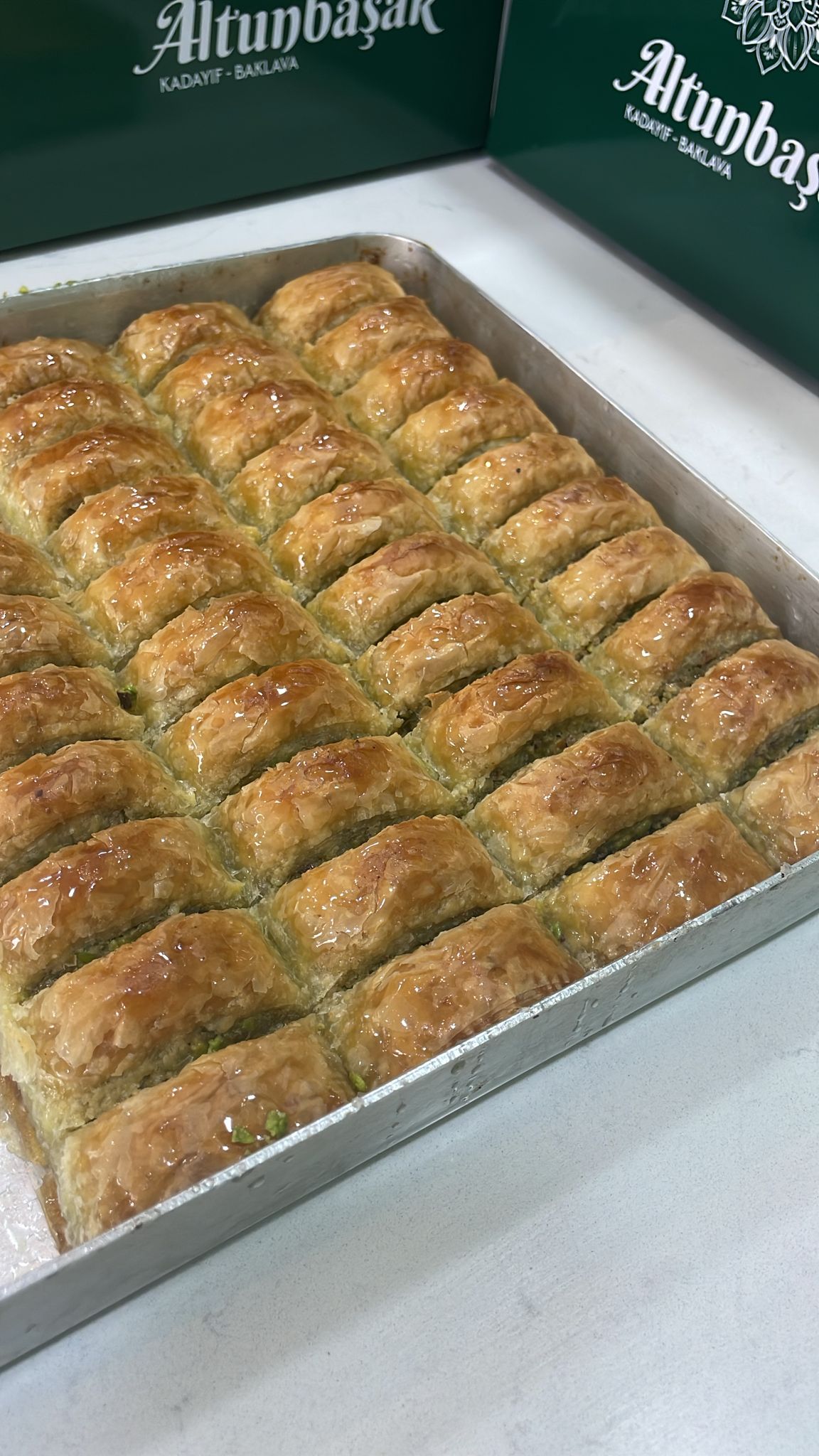 Altunbaşak Kadayıf tarafından Malatya’daki modern üretim tesislerinde tam otomatik makinelerle üretilen, tel tel yapısı ve tazeliğiyle öne çıkan çiğ kadayıf çeşitleri. 45 yıllık tecrübe ile üretilen bu çiğ kadayıf; baklava, şöbiyet, havuç dilim, fıstıklı ve cevizli tatlılar için uygundur. Altunbaşak, Malatya merkezli köklü bir kadayıf üreticisi olarak Türkiye geneline toptan çiğ kadayıf ve tatlı ürünleri satışı yapmaktadır.