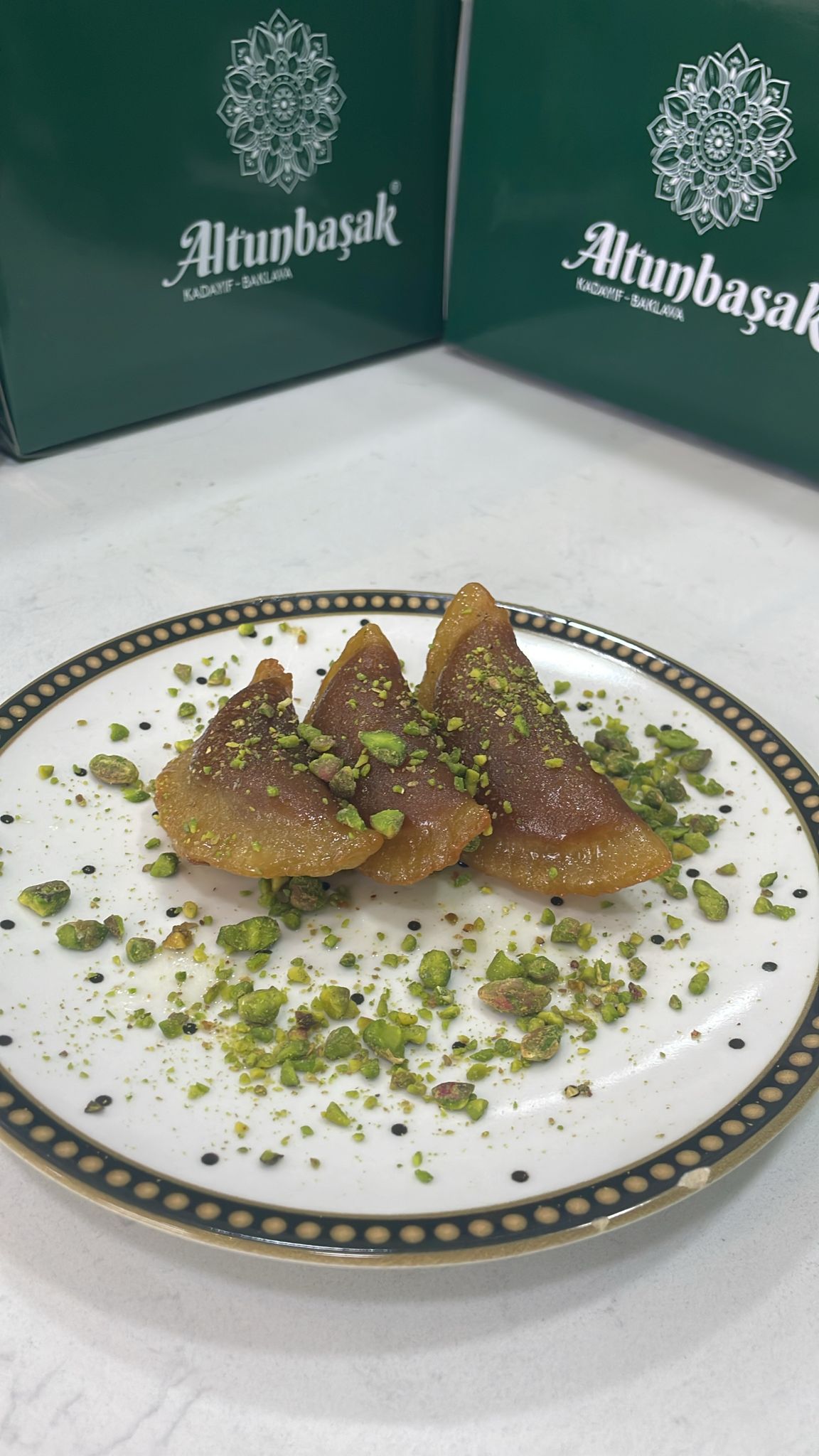 Altunbaşak Kadayıf tarafından Malatya’daki modern üretim tesislerinde tam otomatik makinelerle üretilen, tel tel yapısı ve tazeliğiyle öne çıkan çiğ kadayıf çeşitleri. 45 yıllık tecrübe ile üretilen bu çiğ kadayıf; baklava, şöbiyet, havuç dilim, fıstıklı ve cevizli tatlılar için uygundur. Altunbaşak, Malatya merkezli köklü bir kadayıf üreticisi olarak Türkiye geneline toptan çiğ kadayıf ve tatlı ürünleri satışı yapmaktadır.